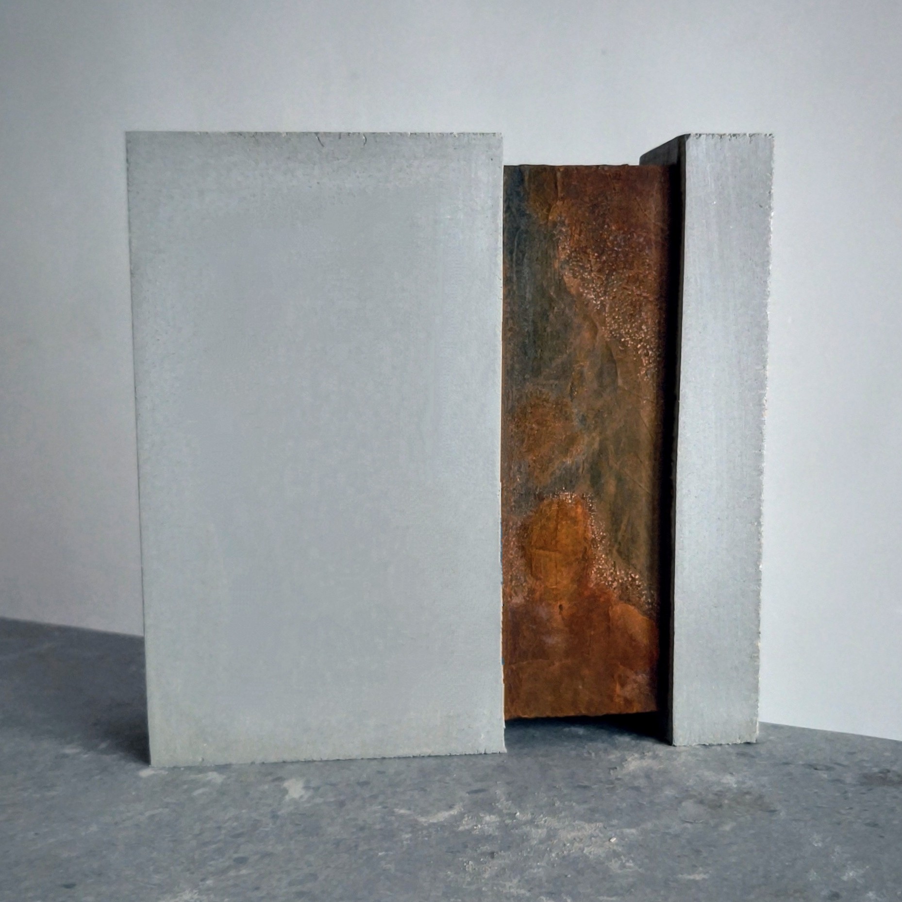 Escultura de hormigón y óxido