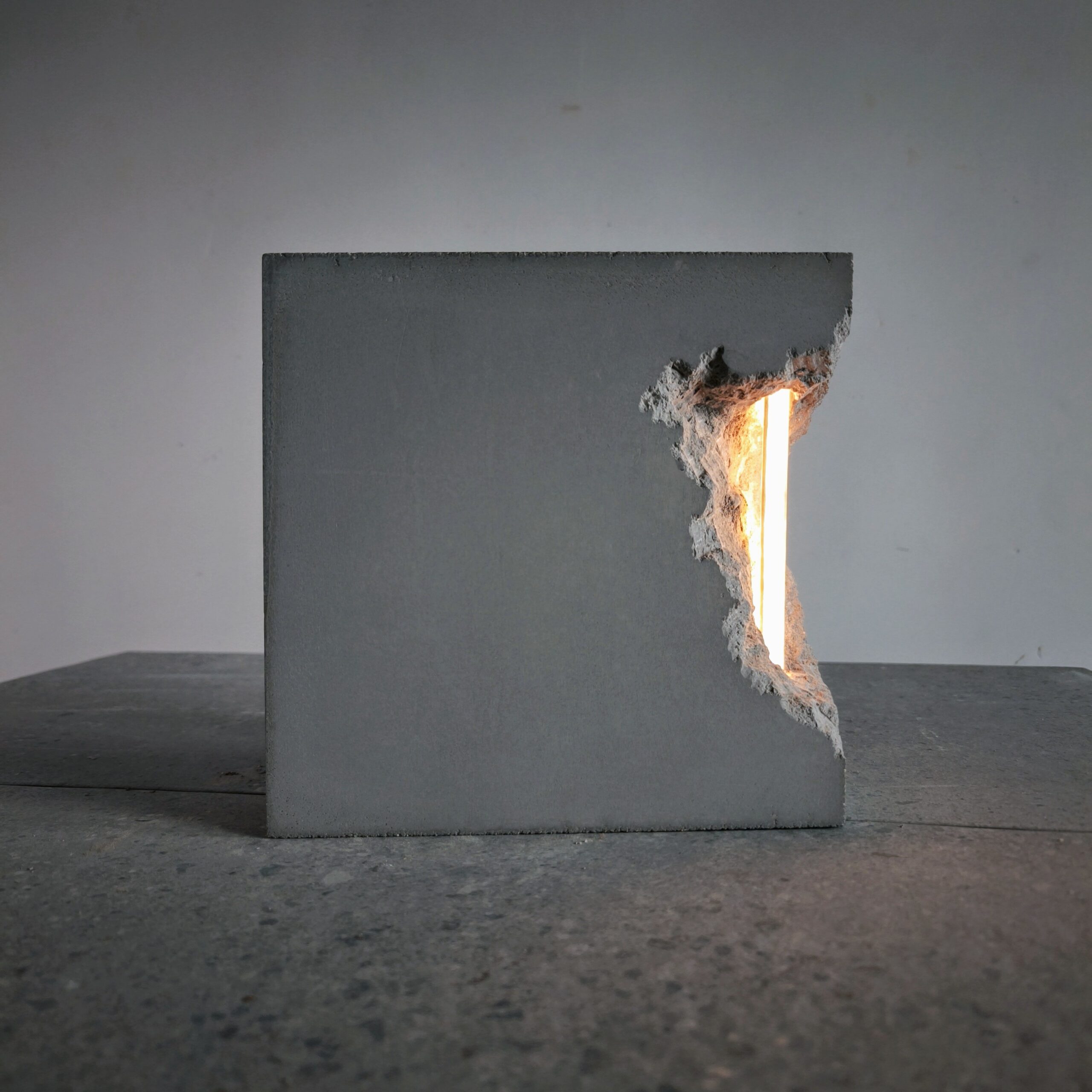 Escultura brutalista de cemento y luz