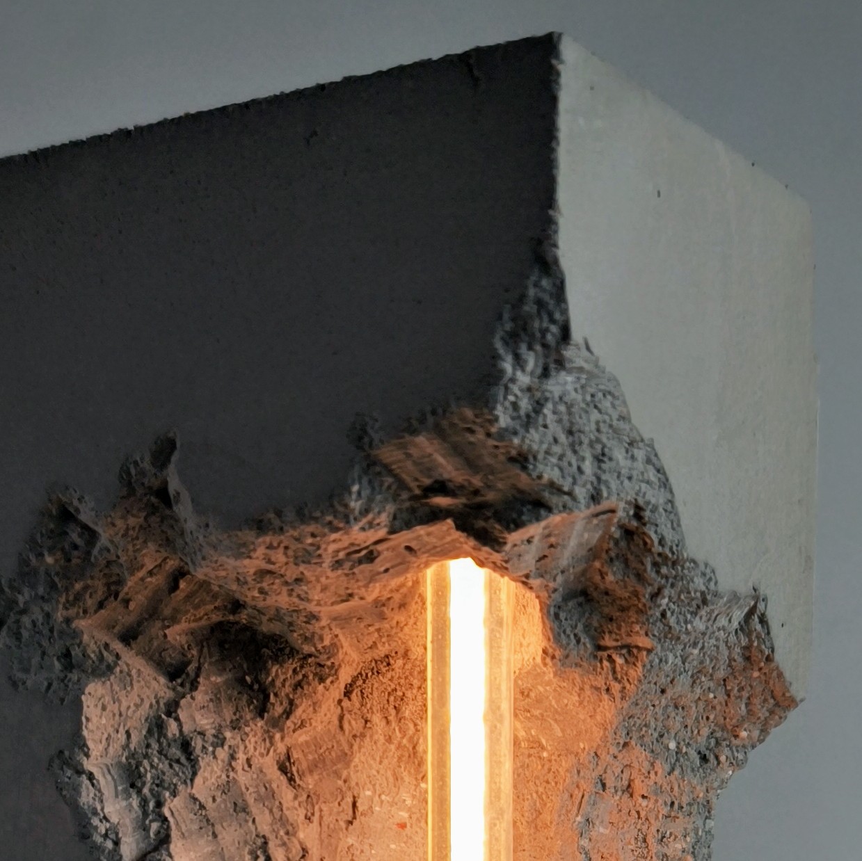 Escultura brutalista de cemento y luz