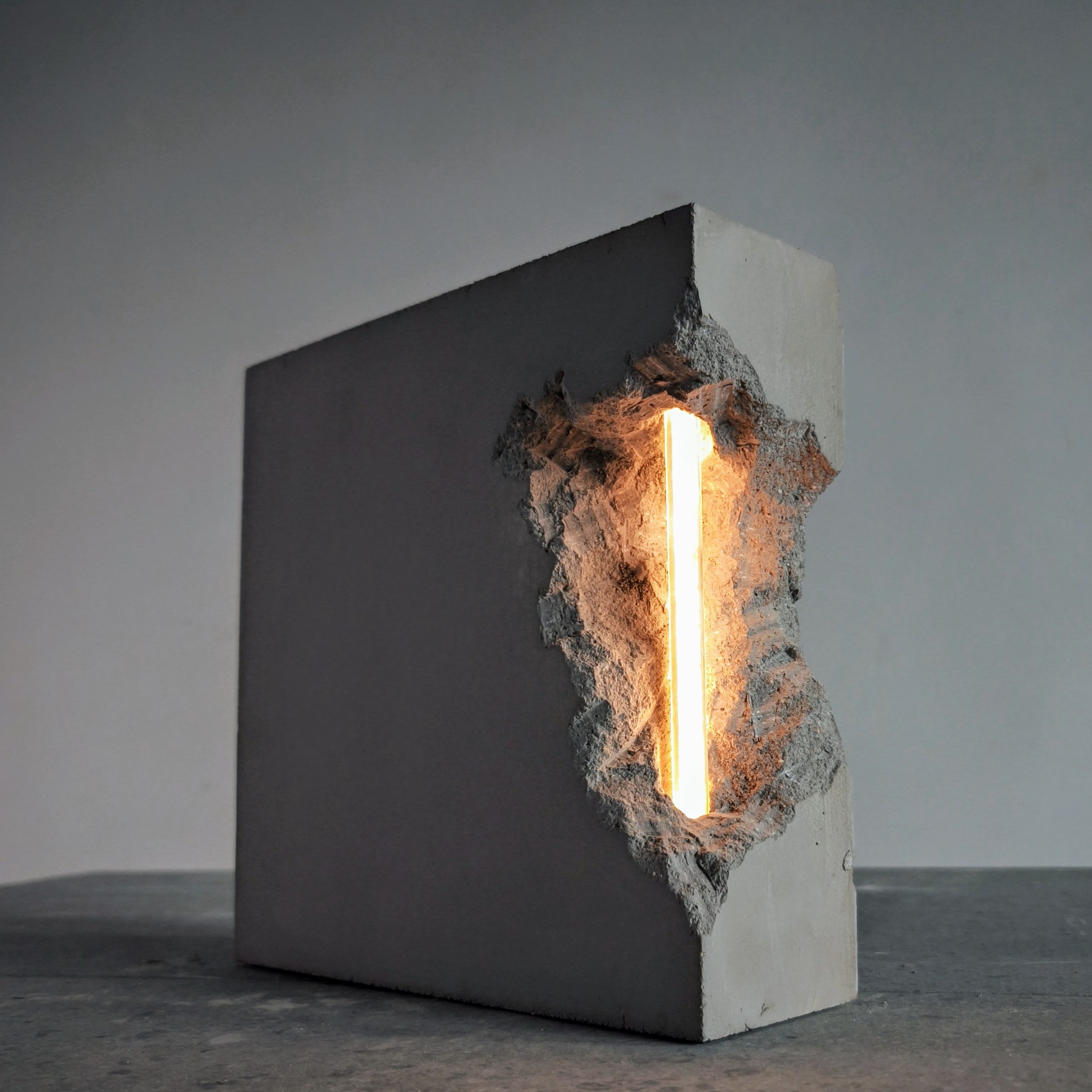 Escultura brutalista de cemento y luz