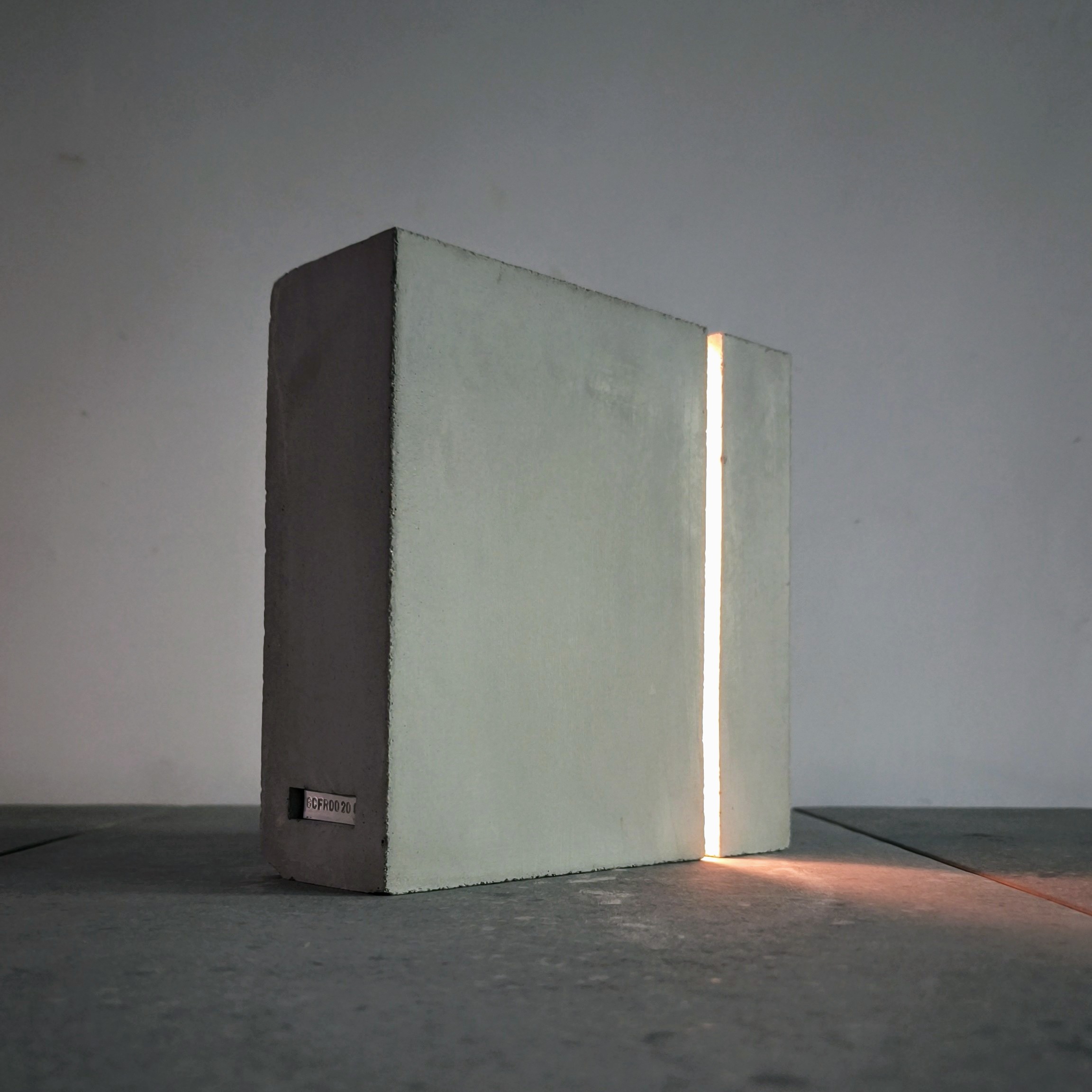 Escultura brutalista de cemento y luz