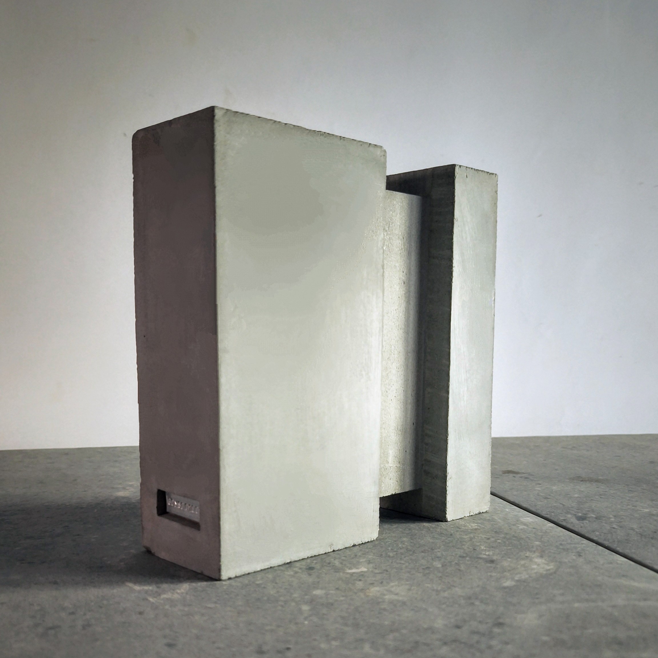 Escultura brutalista de cemento