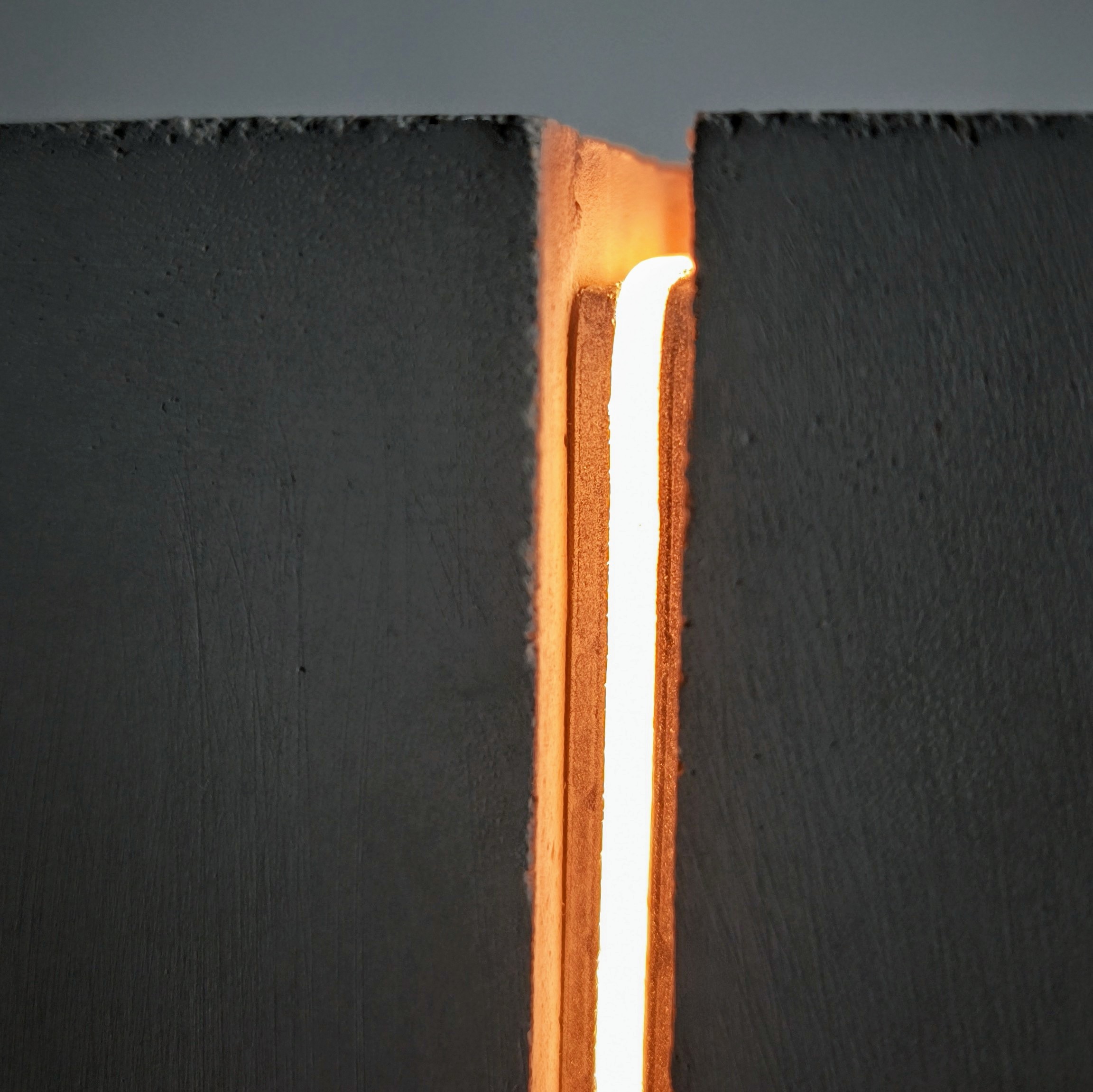 Escultura brutalista de cemento y luz