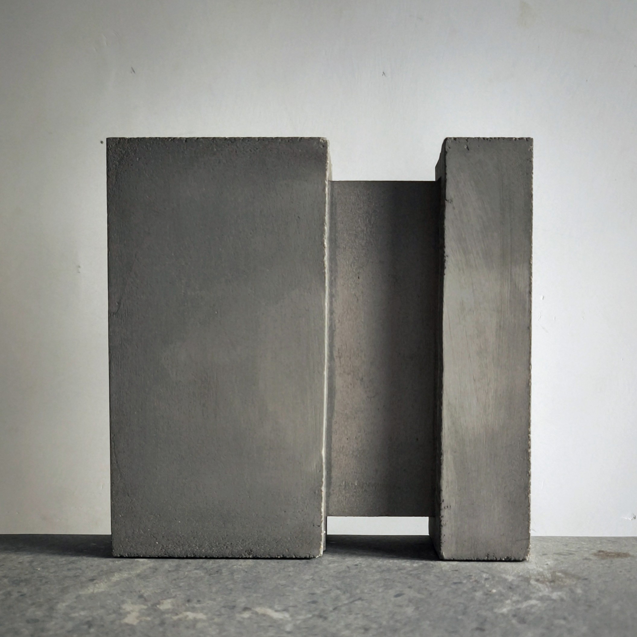 Escultura brutalista de cemento