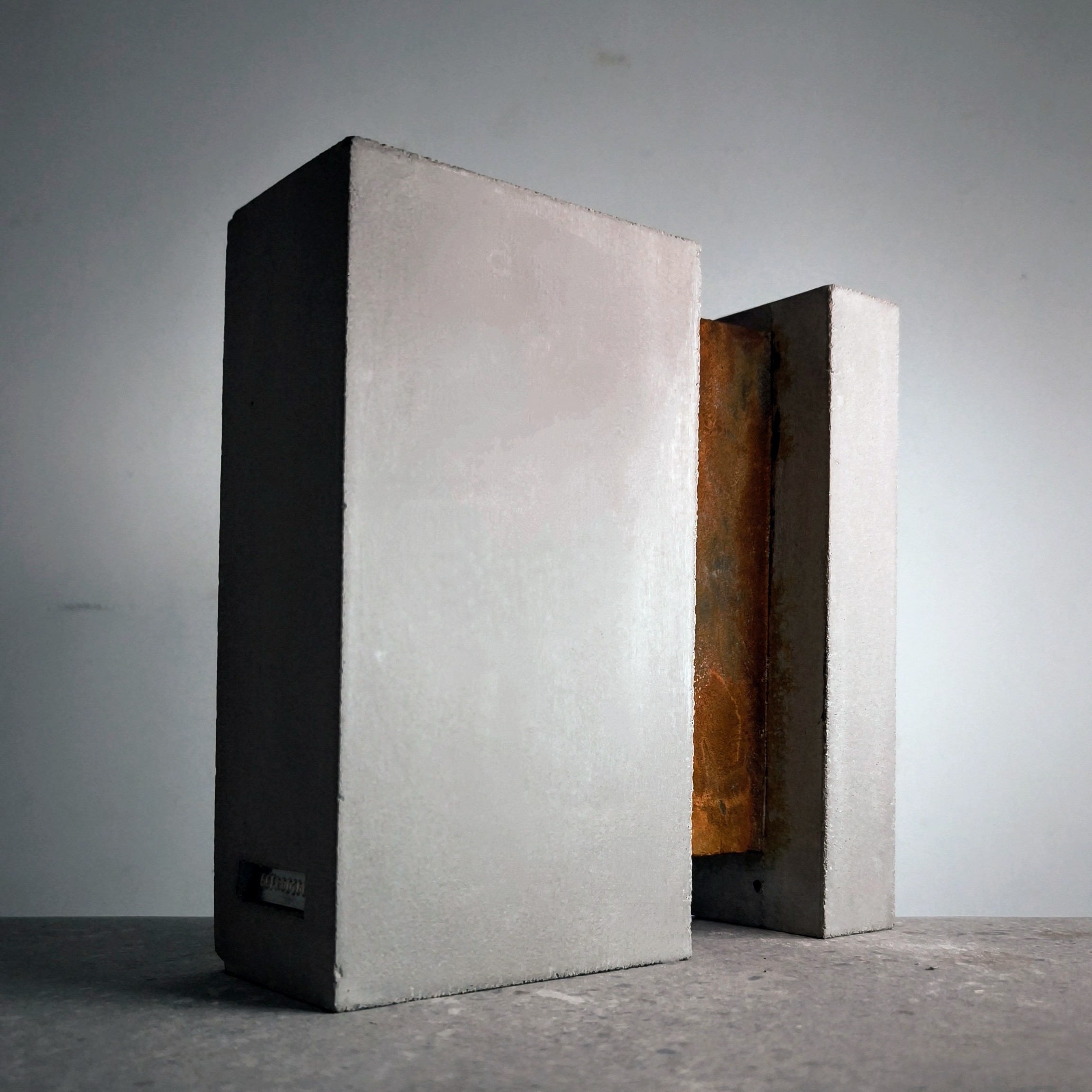 escultura brutalista en hormigón con tratamiento oxidativo