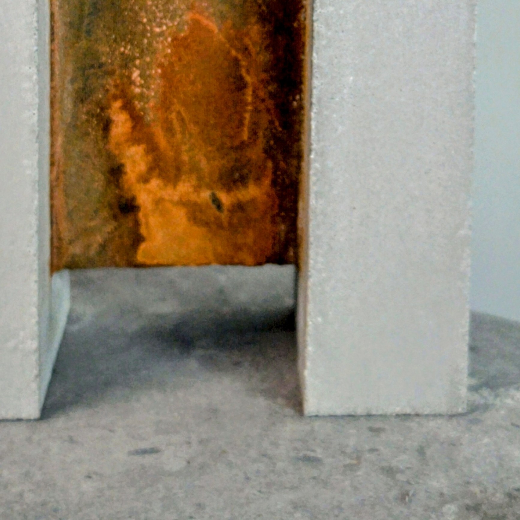 escultura brutalista en hormigón con tratamiento oxidativo