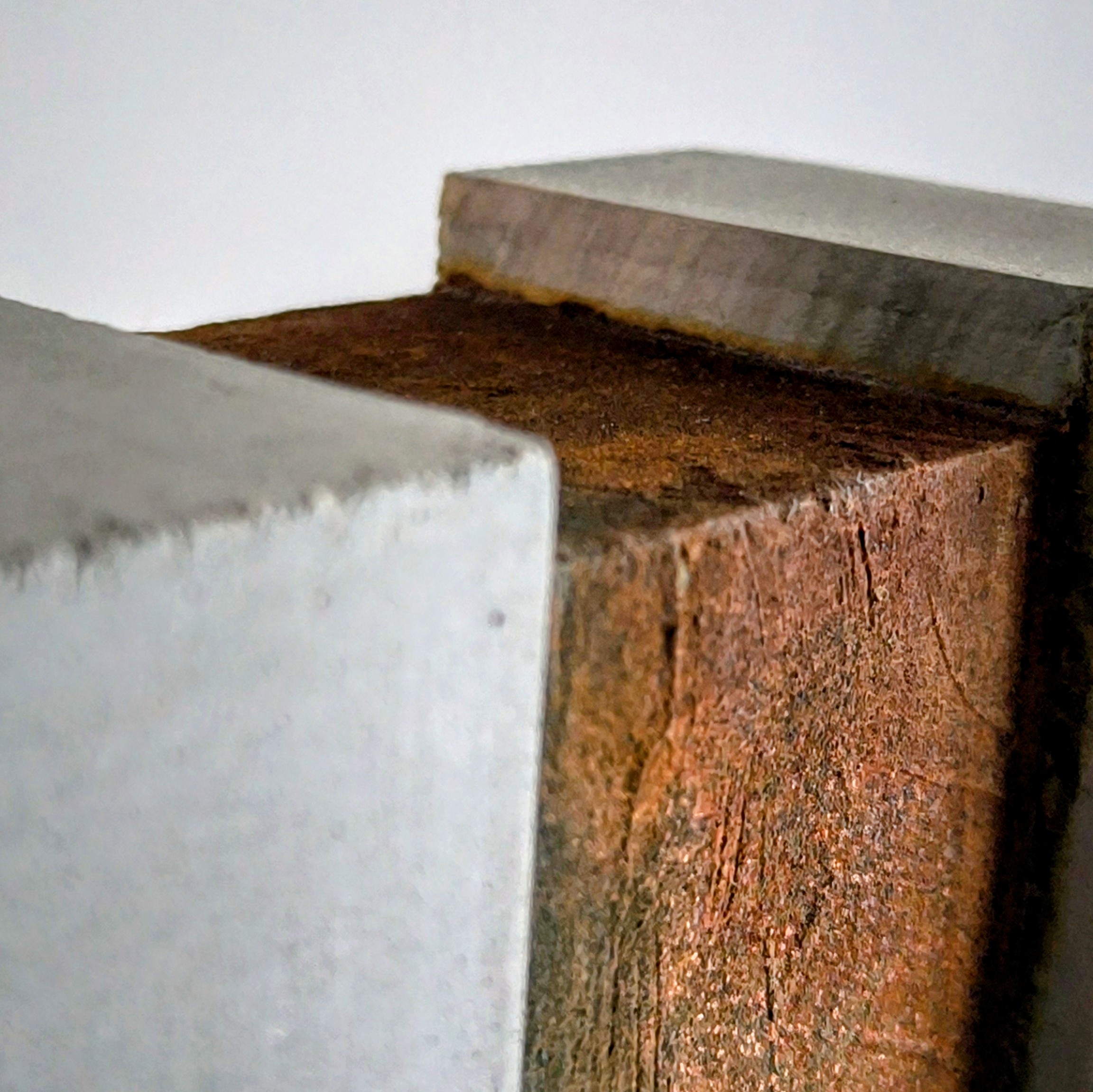 Escultura de hormigón y óxido